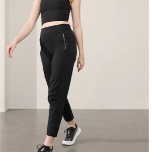 Athleta Trekkie North High Rise Jogger - Black
New with tags
Size 0P